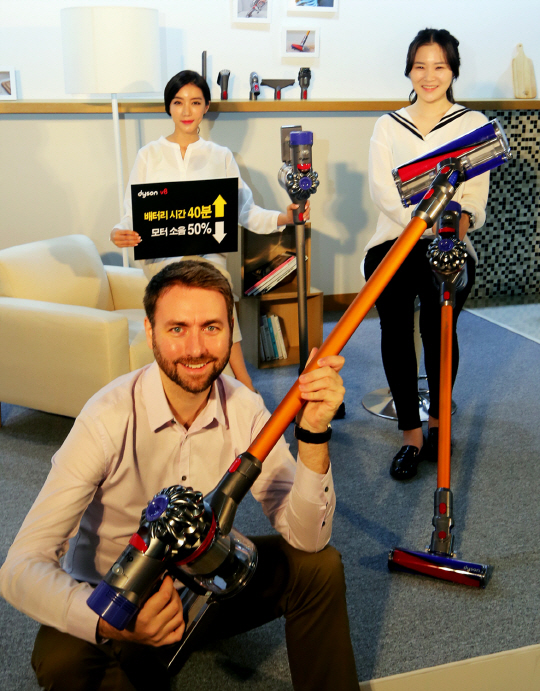 다이슨 모델이 서울 인사동 가나인사아트센터에서 2일 열린 기자간담회에서 디지털 모터 V8을 장착한 무선청소기 신제품 V8 플러피와 V8 모터헤드 2종을 소개하고 있다.  다이슨 제공